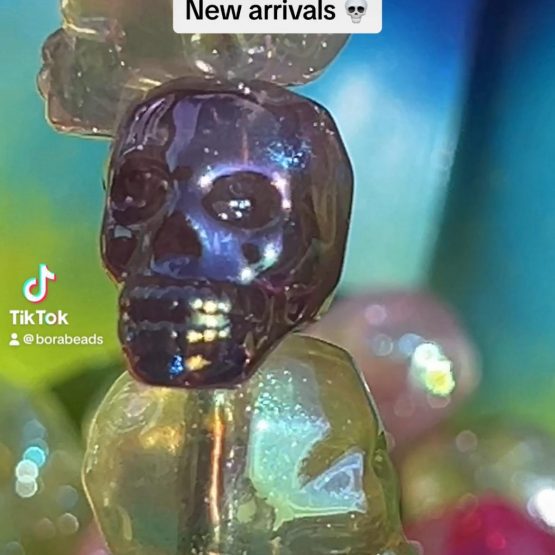 (BP44) 10 x shimmer skull beads